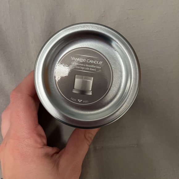 🚨SOLD🚨NWT Yankee Candle Red Apple Wreath Candle - Picture 2 of 4